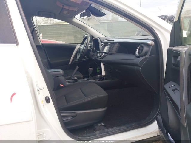 JTMZFREV9JJ747199 Toyota RAV4 LE