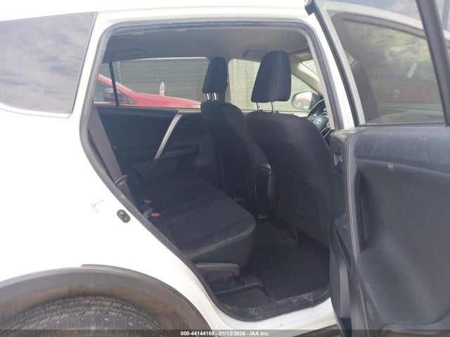 JTMZFREV9JJ747199 Toyota RAV4 LE