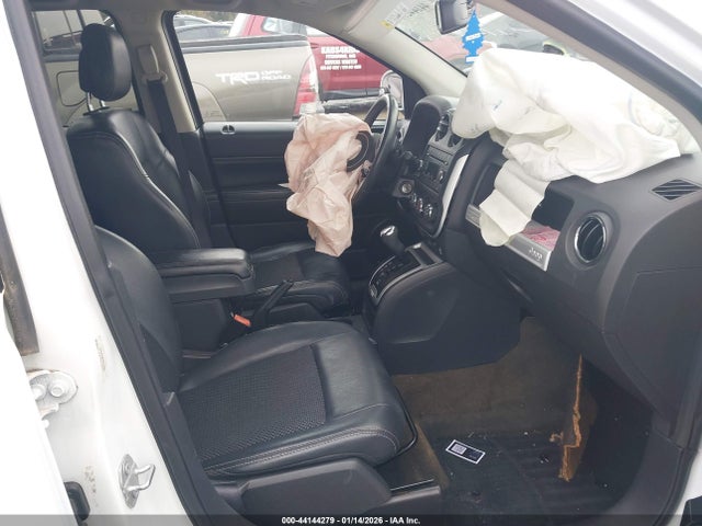1C4NJDEB2GD758235 Jeep Compass Latitude