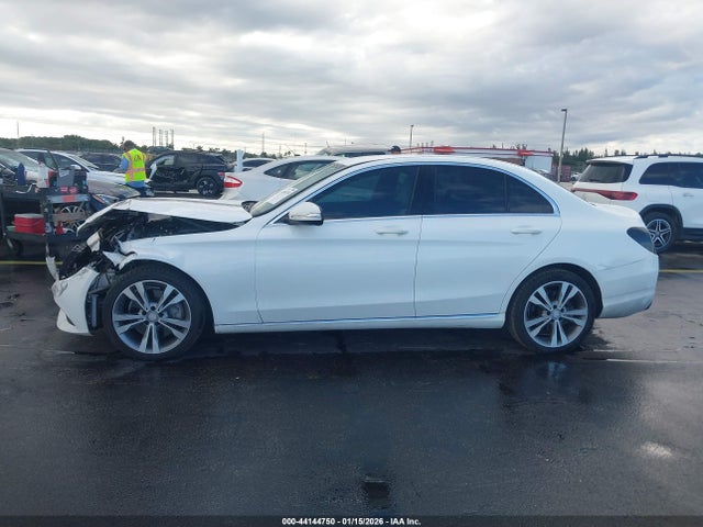 44144750 :رقم المزاد ، 55SWF4JB5FU057206 vin ، 2015 Mercedes-benz C 300 مزاد بيع