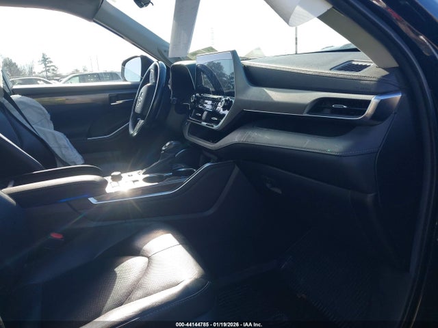 5TDFZRBHXMS070857 Toyota Highlander Platinum