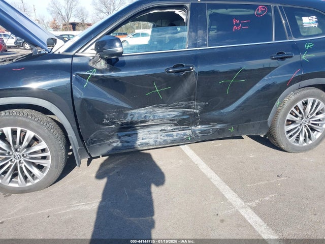 5TDFZRBHXMS070857 Toyota Highlander Platinum