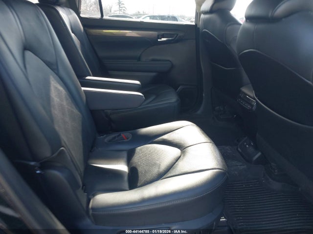 5TDFZRBHXMS070857 Toyota Highlander Platinum