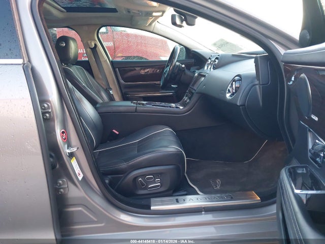 2011 JAGUAR XJ SAJWA2GB8BLV06513 Photo 4