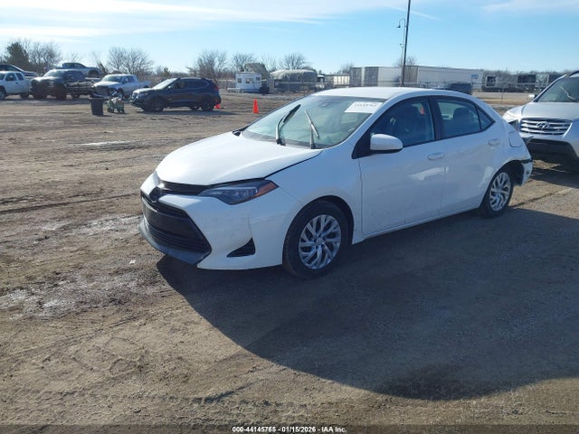 Toyota COROLLA LE 2018 5YFBURHE1JP740424 Image 2