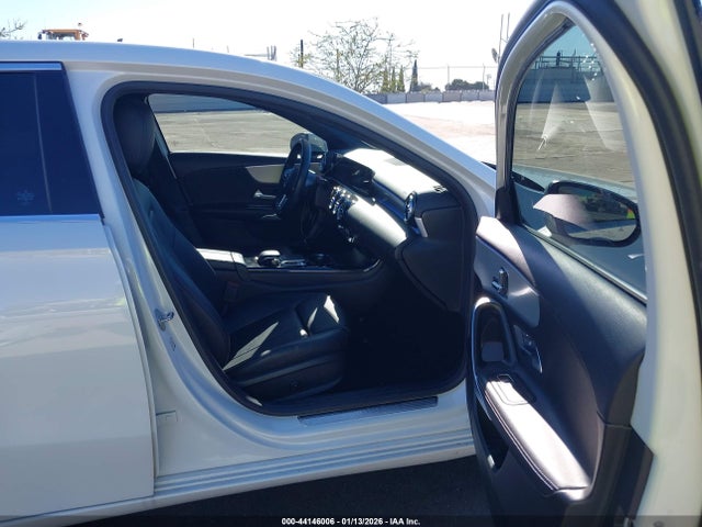 Mercedes-Benz A 220 2019 WDD3G4EB9KW035300 Image 5