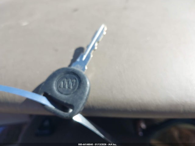 44146040 :رقم المزاد ، 1G4CW54KX54106844 vin ، 2005 Buick Park Avenue مزاد بيع
