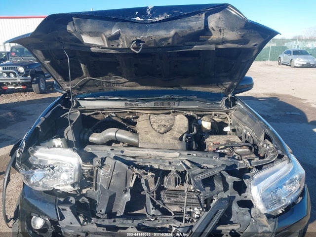 5TFCZ5AN1JX124846 Toyota Tacoma Sr V6