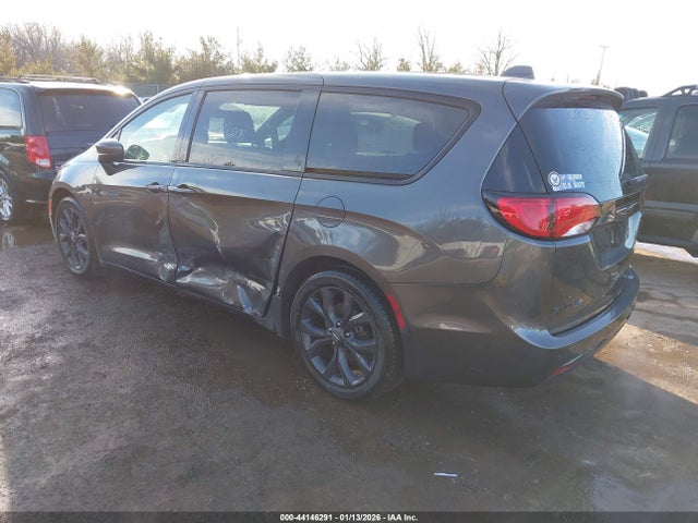 2019 CHRYSLER PACIFICA 2C4RC1FGXKR532423 Photo 2