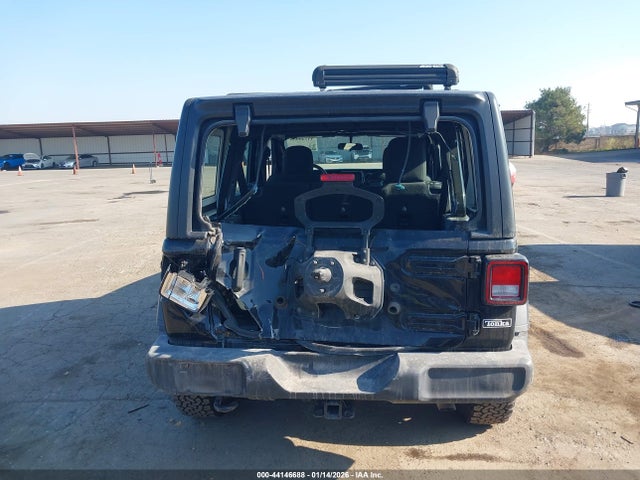 1C4HJXDN5JW247673 Jeep Wrangler Unlimited Sport 4x4
