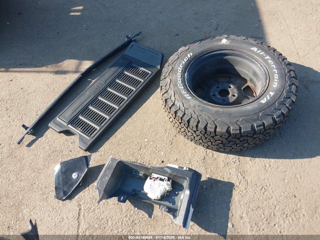 1C4HJXDN5JW247673 Jeep Wrangler Unlimited Sport 4x4