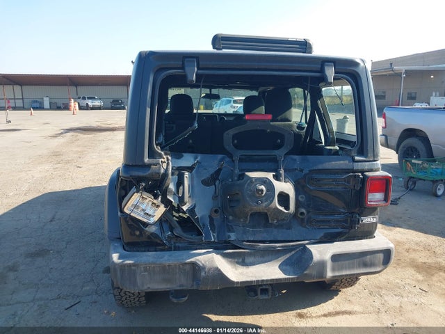 1C4HJXDN5JW247673 Jeep Wrangler Unlimited Sport 4x4