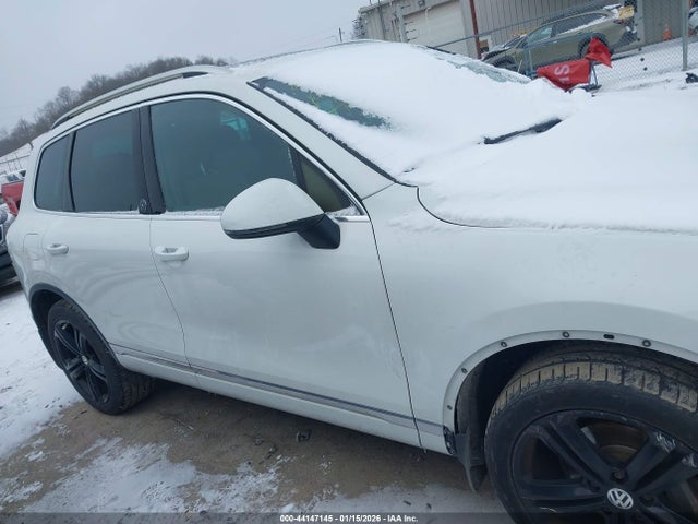 44147145 :رقم المزاد ، WVGRF7BPXHD003710 vin ، 2017 Volkswagen Touareg V6 Wolfsburg Edition مزاد بيع