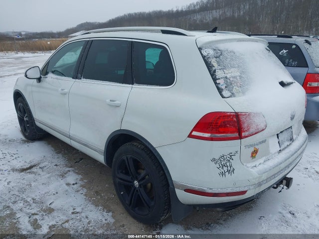 2017 VOLKSWAGEN TOUAREG WVGRF7BPXHD003710 Photo 2
