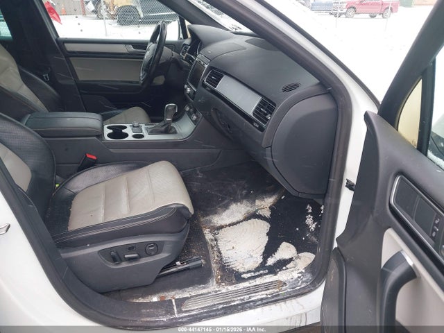 2017 VOLKSWAGEN TOUAREG WVGRF7BPXHD003710 Photo 4
