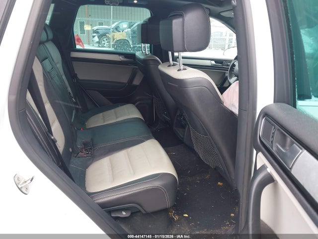 2017 VOLKSWAGEN TOUAREG WVGRF7BPXHD003710 Photo 7