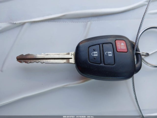 JTMZFREV4JJ173496 Toyota RAV4 LE