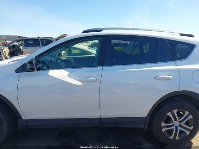 JTMZFREV4JJ173496 Toyota RAV4 LE