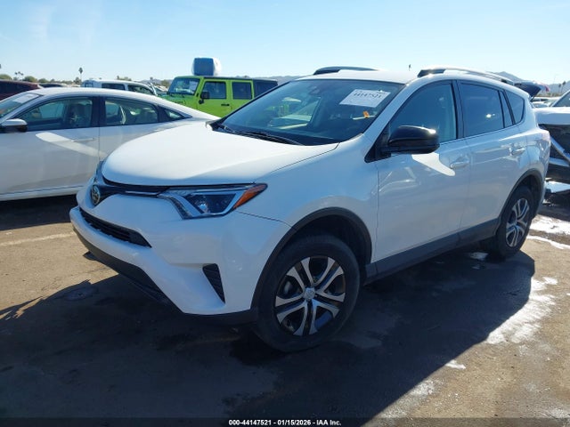 JTMZFREV4JJ173496 Toyota RAV4 LE