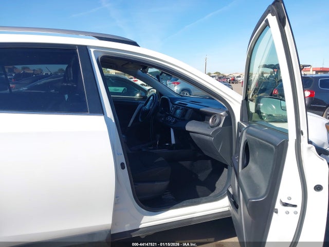 JTMZFREV4JJ173496 Toyota RAV4 LE