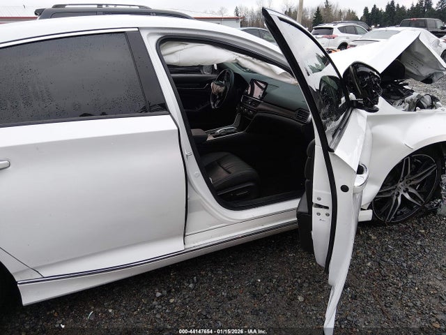 44147654 :رقم المزاد ، 1HGCV2F98NA012626 vin ، 2022 Honda Accord Touring مزاد بيع