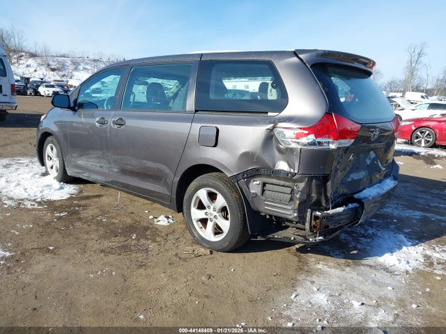2011 TOYOTA SIENNA 5TDZK3DC4BS091815 Photo 2