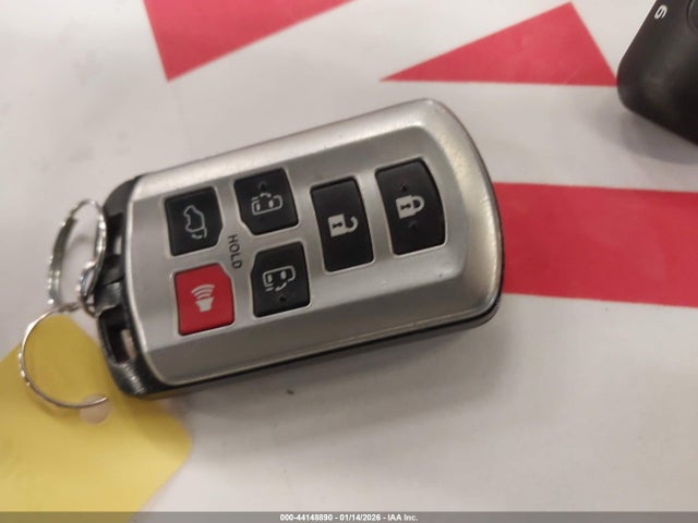 5TDYK3DC3GS716501 Toyota Sienna Xle 8 Passenger