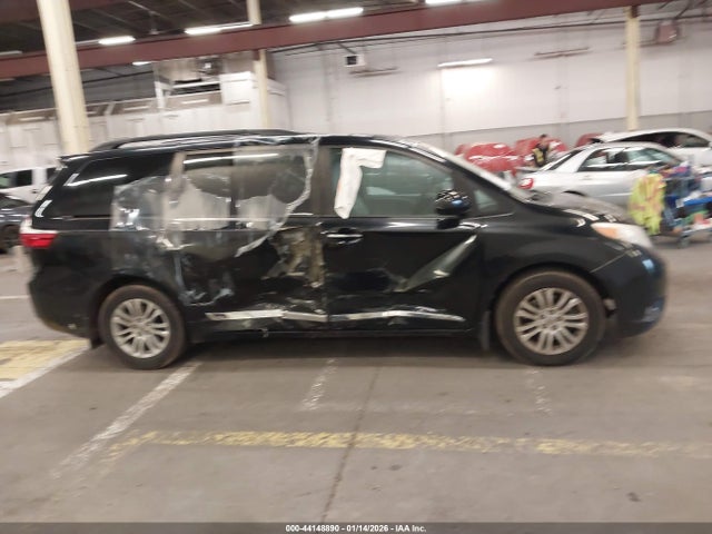 5TDYK3DC3GS716501 Toyota Sienna Xle 8 Passenger