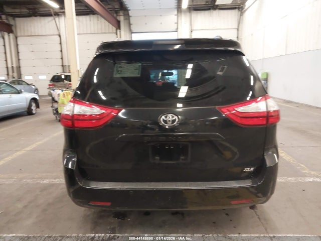 5TDYK3DC3GS716501 Toyota Sienna Xle 8 Passenger