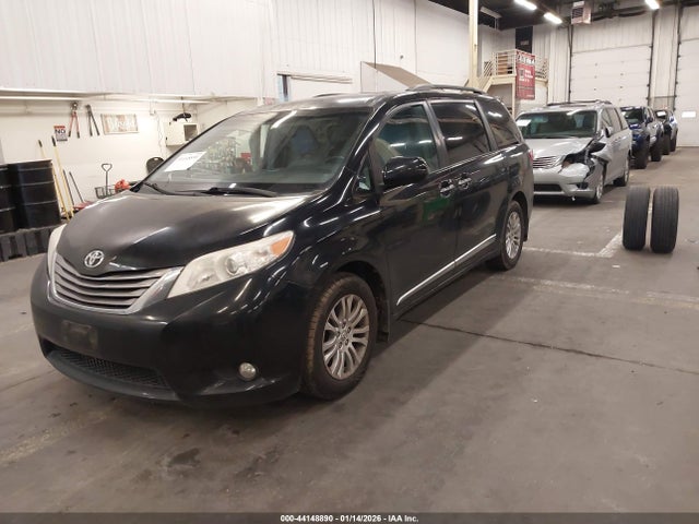 5TDYK3DC3GS716501 Toyota Sienna Xle 8 Passenger