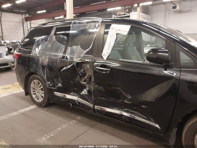 5TDYK3DC3GS716501 Toyota Sienna Xle 8 Passenger