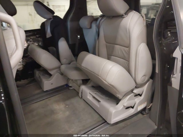 5TDYK3DC3GS716501 Toyota Sienna Xle 8 Passenger