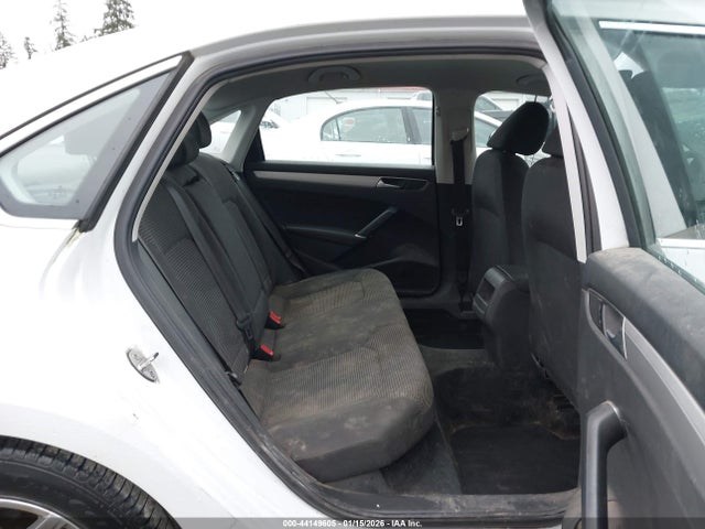 1VWAT7A35GC024541 Volkswagen Passat 1.8t S