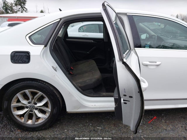 1VWAT7A35GC024541 Volkswagen Passat 1.8t S