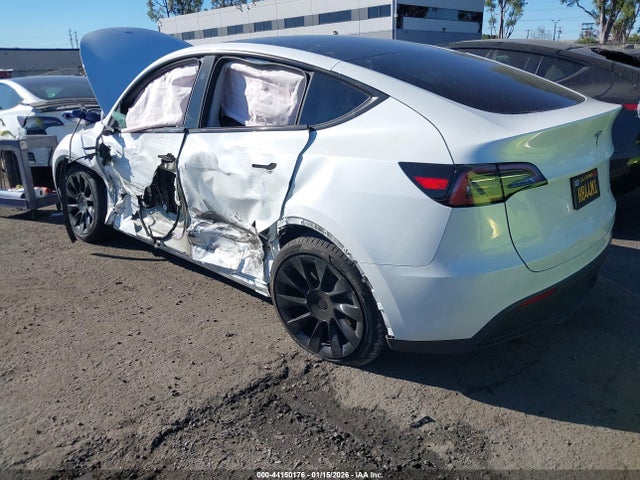 2024 TESLA MODEL Y 7SAYGDEE9RA222562 Photo 2