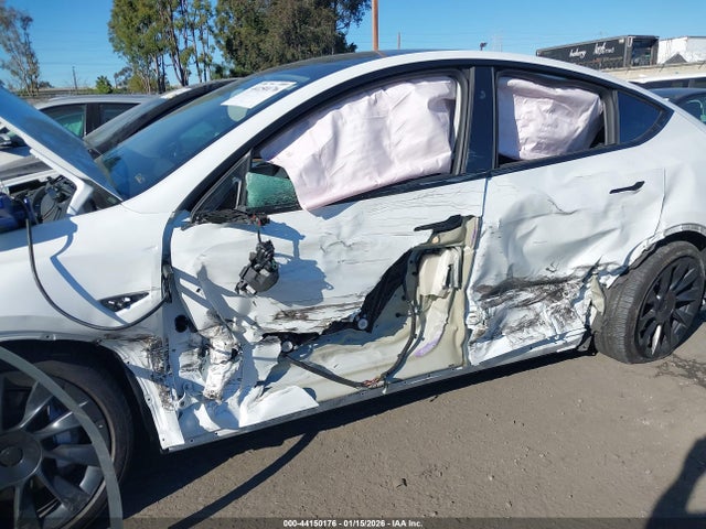 2024 TESLA MODEL Y 7SAYGDEE9RA222562 Photo 5