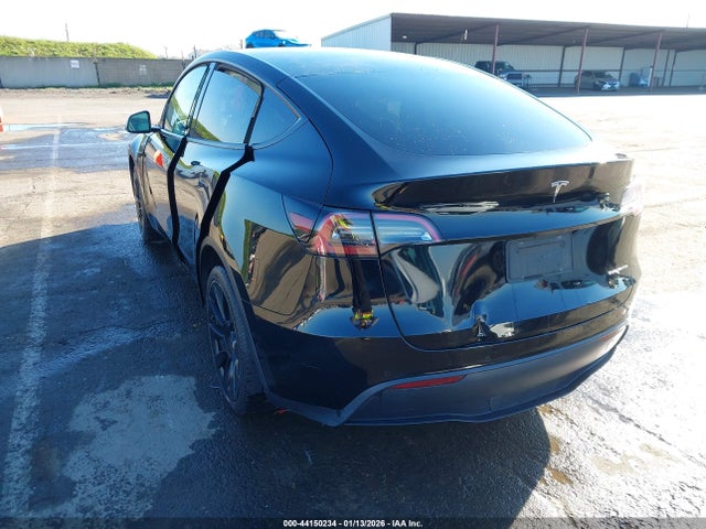 2021 TESLA MODEL Y 5YJYGAEE5MF234750 Photo 2