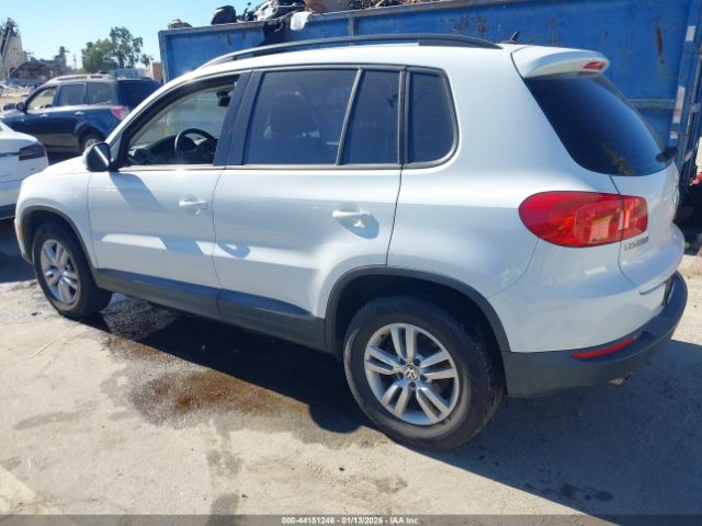 2016 VOLKSWAGEN TIGUAN WVGAV7AX2GW513327 Photo 2
