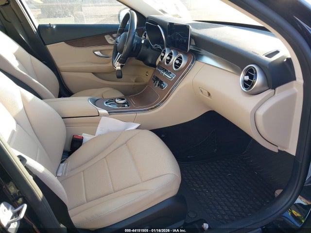 44151505 :رقم المزاد ، W1KWF8EB1MR632563 vin ، 2021 Mercedes-benz C 300 4matic مزاد بيع