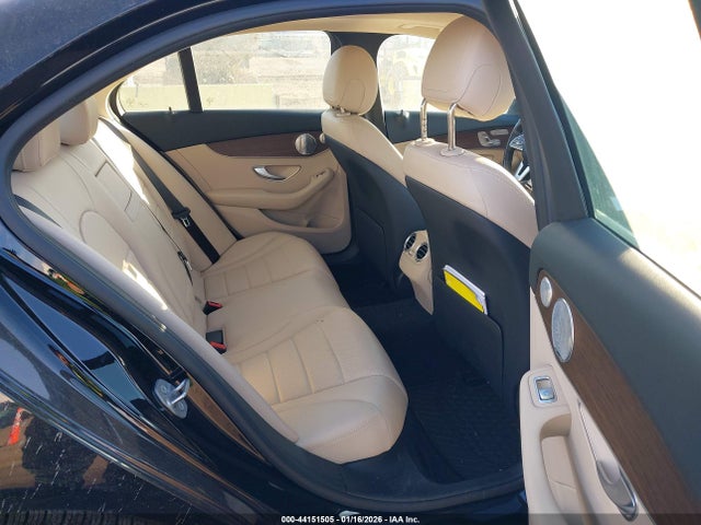 44151505 :رقم المزاد ، W1KWF8EB1MR632563 vin ، 2021 Mercedes-benz C 300 4matic مزاد بيع