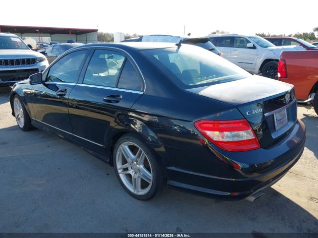2011 MERCEDES-BENZ C 300 WDDGF5EBXBR172772 Photo 2