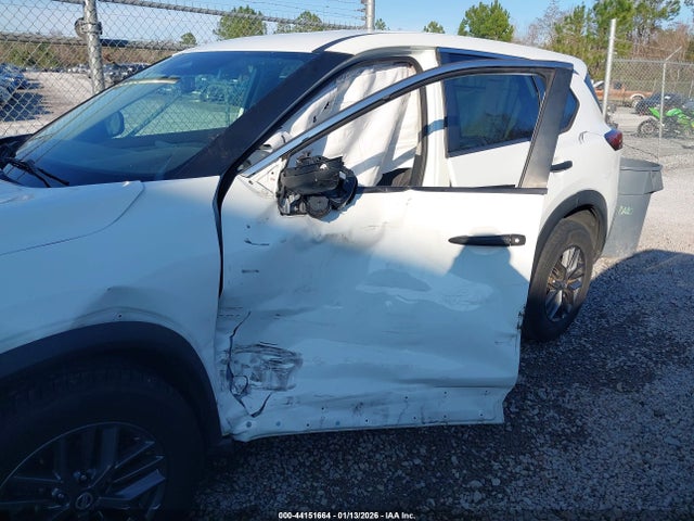 5N1AT3AA4MC767645 Nissan Rogue S Fwd