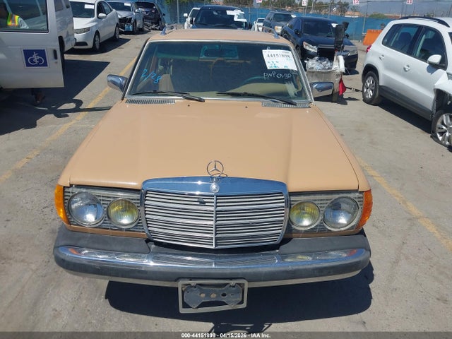 44151898 :رقم المزاد ، 12319012010011 vin ، 1979 Mercedes Benz 300 مزاد بيع