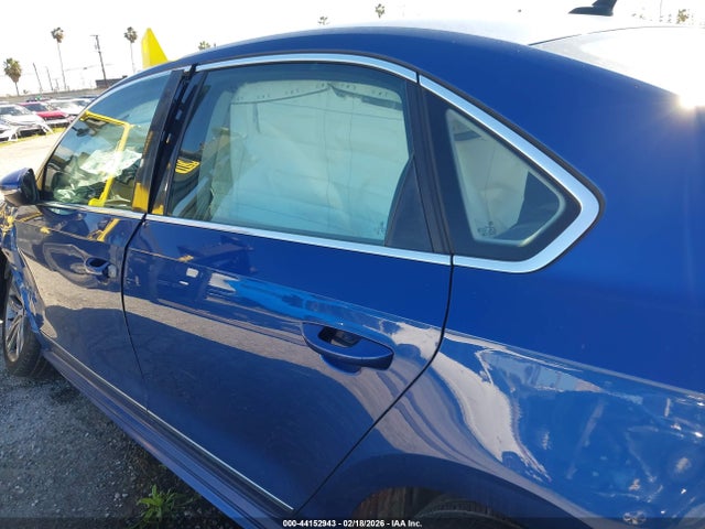 1VWDT7A36HC000098 Volkswagen Passat 1.8t R-line