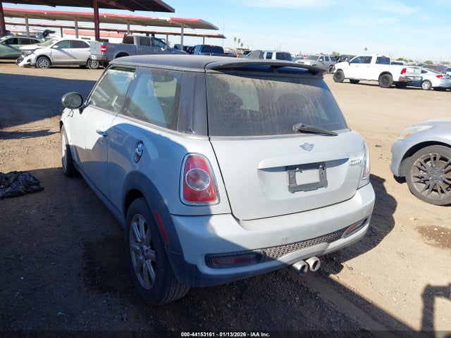 2011 MINI COOPER S WMWSV3C56BTY15109 Photo 2