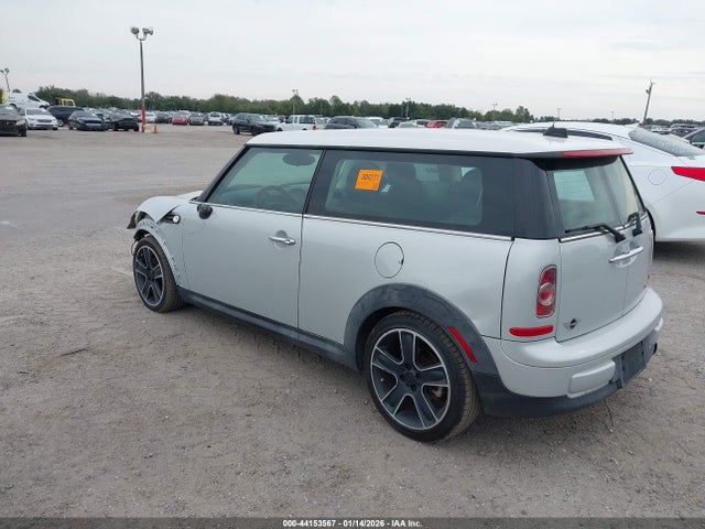 2011 MINI COOPER CLUBMAN WMWZF3C55BTY00807 Photo 2