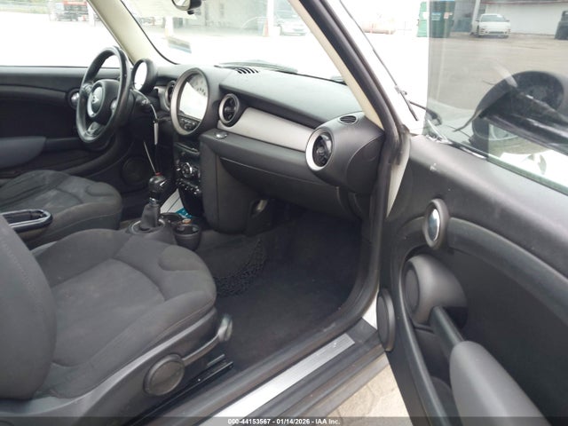 2011 MINI COOPER CLUBMAN WMWZF3C55BTY00807 Photo 4