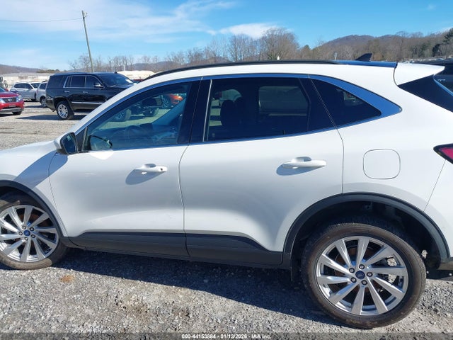 1FMCU9DZ3MUA91922 Ford Escape Titanium Hybrid