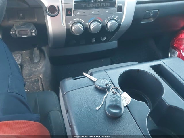 5TFEY5F17EX168261 Toyota Tundra Sr5 5.7l V8
