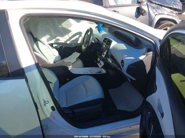 JTDKARFU7H3046214 Toyota Prius Three Touring